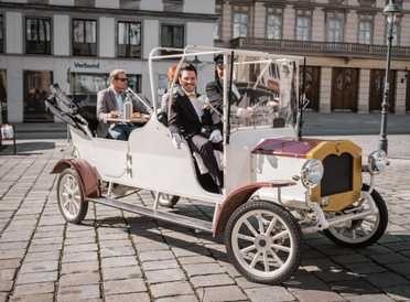 City Tour Vienna with an Electro Vintage Car