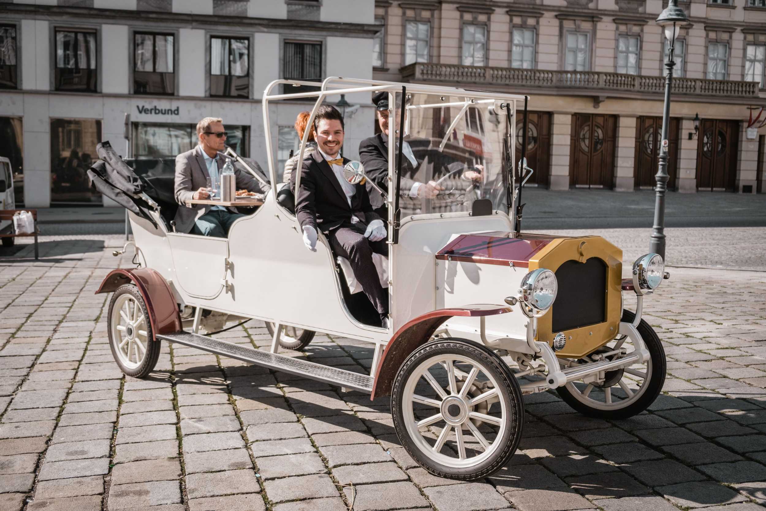 City Tour Vienna with an Electro Vintage Car